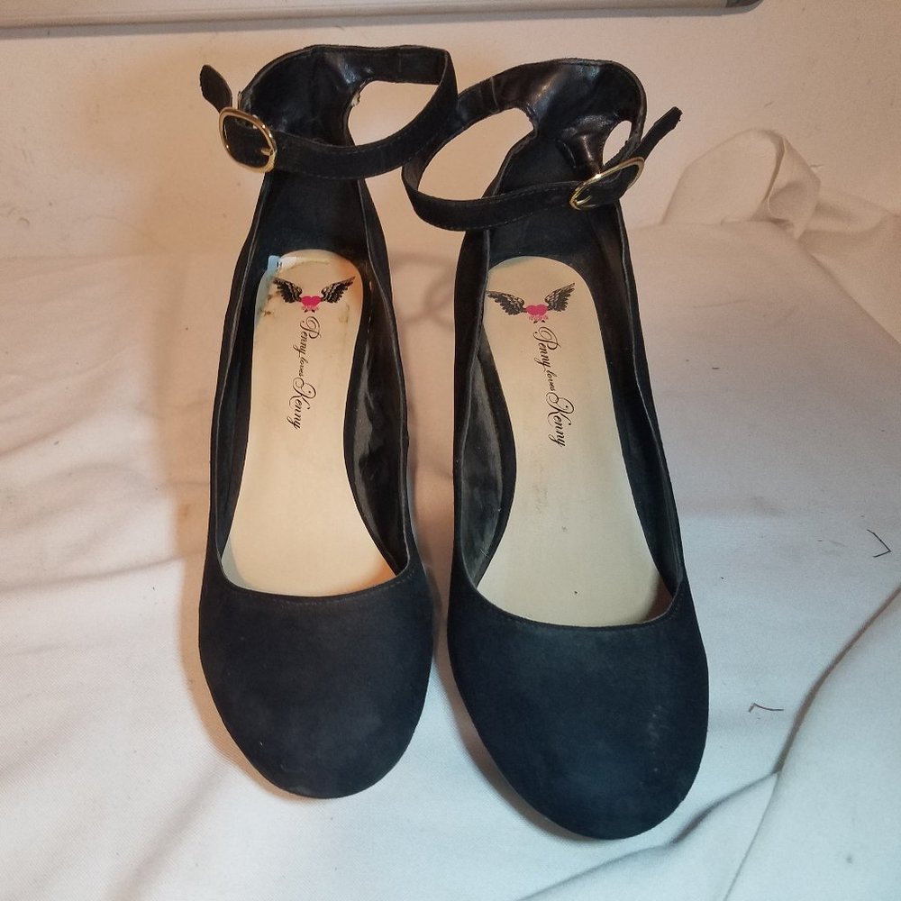 Black pumps